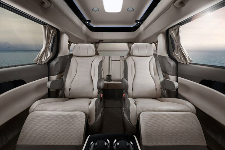 Bên trong xe, Kia Carnival Hybrid 2024 cũng có màn hình cong mới trên mặt táp-lô, tích hợp bảng đồng hồ kỹ thuật số và màn hình cảm ứng trung tâm cùng có kích thước 12,3 inch. Trong khi đó, khu vực chỉnh điều hòa và màn hình thông tin giải trí được ghép vào làm một với 2 núm xoay mới.