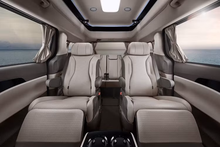 Bên trong xe, Kia Carnival Hybrid 2024 cũng có màn hình cong mới trên mặt táp-lô, tích hợp bảng đồng hồ kỹ thuật số và màn hình cảm ứng trung tâm cùng có kích thước 12,3 inch. Trong khi đó, khu vực chỉnh điều hòa và màn hình thông tin giải trí được ghép vào làm một với 2 núm xoay mới.