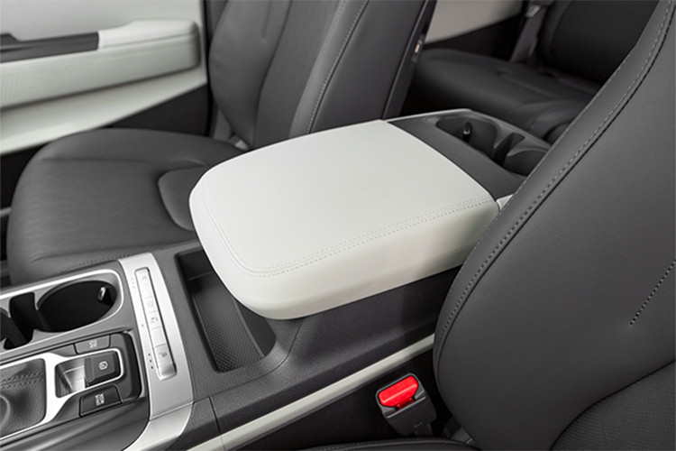 Bên cạnh động cơ tiết kiệm xăng, Kia Carnival Hybrid 2024 còn có những công nghệ như E-Ride giúp giảm thiểu cảm giác rung lắc xe khi chạy qua gờ giảm tốc và hệ thống E-handling nhằm cải thiện độ nhạy bén khi đánh lái hoặc độ ổn định khi ôm cua. Theo hãng Kia, giảm xóc của mẫu xe này đã được cải tiến để giảm cảm giác say xe cho hành khách phía sau khi chạy qua đoạn đường không bằng phẳng.