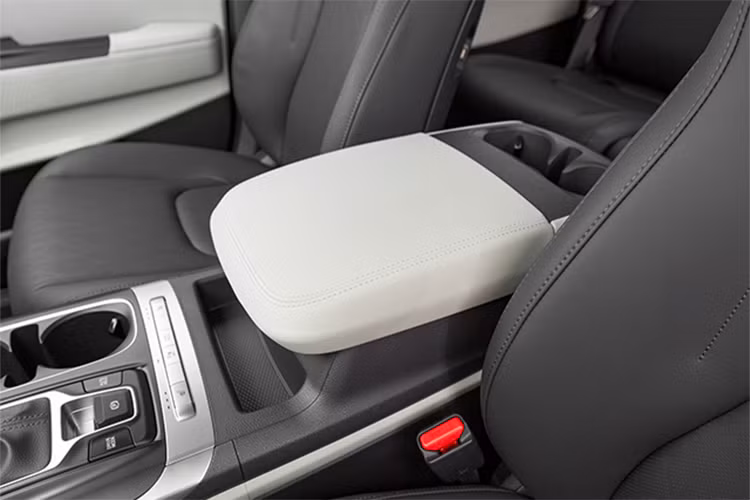 Bên cạnh động cơ tiết kiệm xăng, Kia Carnival Hybrid 2024 còn có những công nghệ như E-Ride giúp giảm thiểu cảm giác rung lắc xe khi chạy qua gờ giảm tốc và hệ thống E-handling nhằm cải thiện độ nhạy bén khi đánh lái hoặc độ ổn định khi ôm cua. Theo hãng Kia, giảm xóc của mẫu xe này đã được cải tiến để giảm cảm giác say xe cho hành khách phía sau khi chạy qua đoạn đường không bằng phẳng.