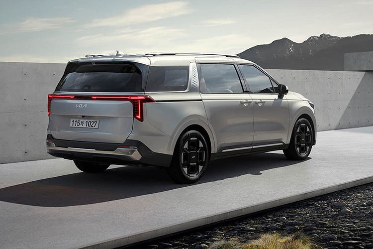 Được biết, thời gian giao xe của Kia Carnival Hybrid 2024 mới tại thị trường Hàn Quốc kéo dài hơn 1 năm trong khi con số tương ứng của bản máy xăng là 3 tháng. Nguyên nhân là bởi 80% khách hàng đặt mua Kia Carnival mới đều chọn phiên bản hybrid.