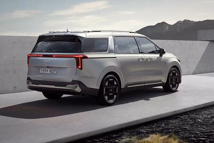 Được biết, thời gian giao xe của Kia Carnival Hybrid 2024 mới tại thị trường Hàn Quốc kéo dài hơn 1 năm trong khi con số tương ứng của bản máy xăng là 3 tháng. Nguyên nhân là bởi 80% khách hàng đặt mua Kia Carnival mới đều chọn phiên bản hybrid.