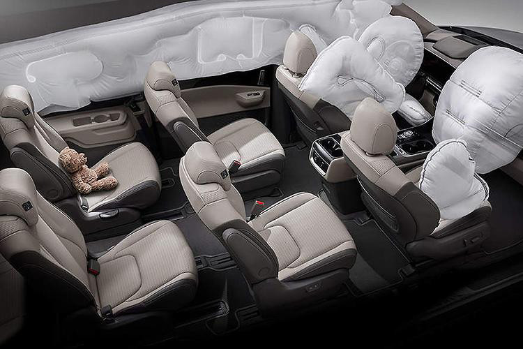 Ngoài ra, mẫu MPV cỡ lớn này còn có đèn viền trang trí nội thất mở rộng, tính năng cập nhật phần mềm qua Wifi, ghế lái Ergo Motion, ngăn chứa đồ dưới bệ tì tay có tính năng khử trùng bằng tia cực tím UV-C và màn hình hiển thị thông tin kính lái HUD.