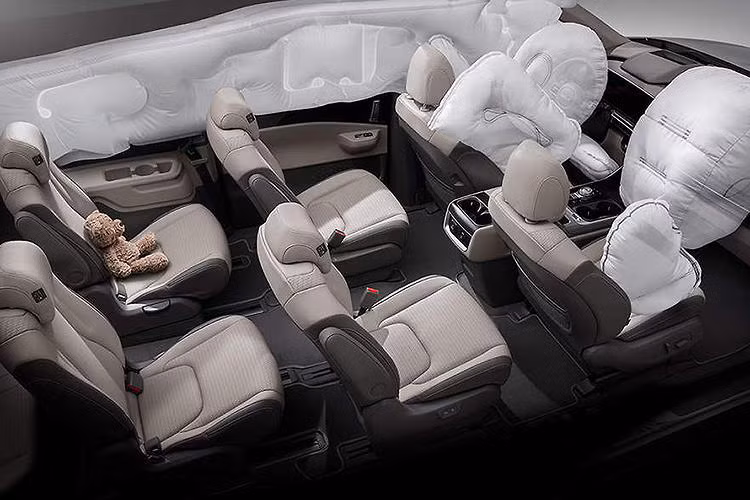 Ngoài ra, mẫu MPV cỡ lớn này còn có đèn viền trang trí nội thất mở rộng, tính năng cập nhật phần mềm qua Wifi, ghế lái Ergo Motion, ngăn chứa đồ dưới bệ tì tay có tính năng khử trùng bằng tia cực tím UV-C và màn hình hiển thị thông tin kính lái HUD.