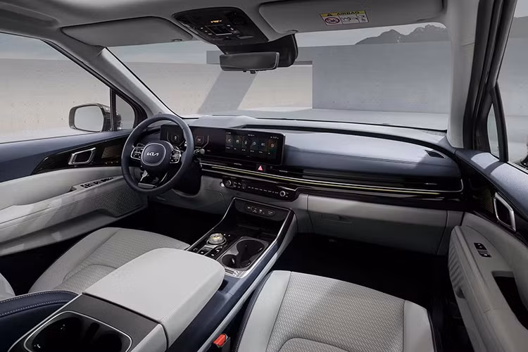 Dù ở phiên bản nào, Kia Carnival Hybrid 2024 cũng dùng động cơ giống với Sorento Hybrid. Cụ thể, mẫu MPV cỡ lớn này được trang bị máy xăng 4 xi-lanh, tăng áp, dung tích 1.6L, mô-tơ điện và hộp số tự động 6 cấp. Nhờ đó, Kia Carnival Hybrid 2024 có công suất tổng cộng 245 mã lực và mô-men xoắn cực đại 366 Nm.