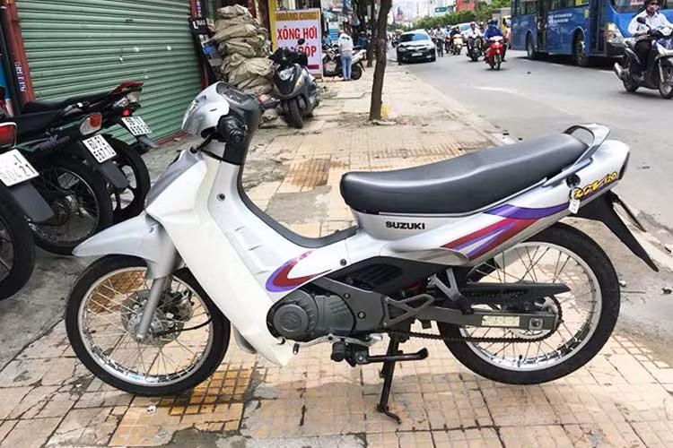  Xe máy Suzuki RGV 120 là dòng 2 kỳ côn tay với kiểu dáng xe số phổ thông (underbone) được sản xuất dành riêng cho thị trường Malaysia và là phiên bản cao cấp hơn của chiếc RG Sports 110. Tại Việt Nam, mẫu xe này thường được người chơi gọi với cái tên đình đám "Su xì po".