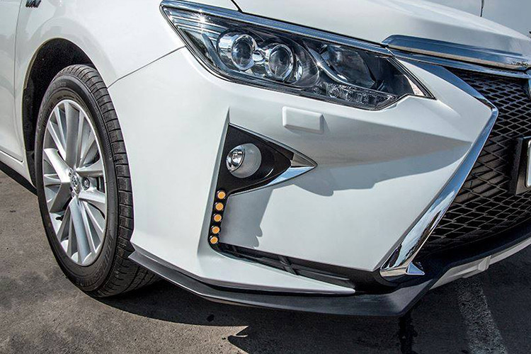 Nếu không vì logo quen thuộc, chiếc Toyota Camry 2.0G được “dọn nhẹ” bằng cách độ cản trước kiểu LS F-Sport có thể dễ dàng khiến nhiều người lầm tưởng là một phiên bản của chiếc Lexus hạng sang.