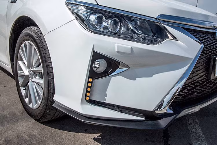 Nếu không vì logo quen thuộc, chiếc Toyota Camry 2.0G được “dọn nhẹ” bằng cách độ cản trước kiểu LS F-Sport có thể dễ dàng khiến nhiều người lầm tưởng là một phiên bản của chiếc Lexus hạng sang.