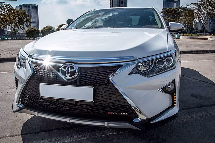 Ngoại bộ cản trước, nhiều chủ xe Toyota Camry 2020 mới còn chịu chi tiền hơn còn trang bị thêm cho xe bộ mâm đúc cũng theo phong cách Lexus. Điều này càng khiến cho nó mang phong cách tiệm cận với xe sang và dễ bị nhầm lẫn khi xuất hiện trên đường.