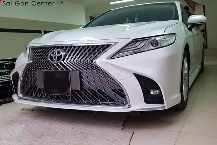 Được biết, chi phí độ Toyota Camry 2020 thay đổi phong cách với kiểu cản trước và lưới tản nhiệt Lexus là 13 triệu đồng. Hiện tại, Toyota Camry 2020 là dòng xe hạng D bán chạy nhất thị trường Việt Nam nên các garage độ xe không ngần ngại nhập về số lượng lớn các món phụ kiện dành riêng cho dòng xe này.