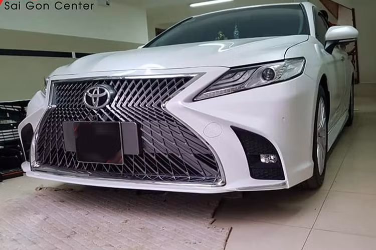 Được biết, chi phí độ Toyota Camry 2020 thay đổi phong cách với kiểu cản trước và lưới tản nhiệt Lexus là 13 triệu đồng. Hiện tại, Toyota Camry 2020 là dòng xe hạng D bán chạy nhất thị trường Việt Nam nên các garage độ xe không ngần ngại nhập về số lượng lớn các món phụ kiện dành riêng cho dòng xe này.