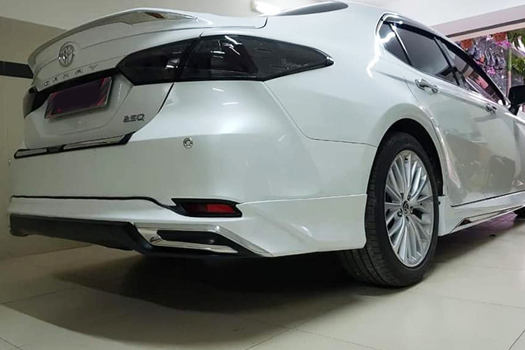 Về khả năng vận hành Toyota Camry mới cũng không bị ảnh hưởng, nó vẫn sở hữu 2 tùy chọn về động cơ. Đầu tiên là loại DOHC, 4 xy-lanh, dung tích 2.0L đem lại công suất tối đa là 165 mã lực tại tua máy 6.500 vòng/phút và mô-men xoắn cực đại đạt 199 Nm tại 4.600 vòng/phút. Thứ 2 là loại 2.5L sản sinh 178 mã lực tại 6.000 vòng/phút và 235 Nm tại 4.100 vòng/phút. Hộp số tự động 6 cấp, bản 2.5Q sẽ có 3 chế độ lái: Eco, Normal và Sport. 