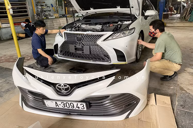 Những chiếc Toyota Camry độ Lexus sẽ được làm mới cản trước cùng mặt lưới tản nhiệt hình con suốt “Spindle Grille” đã được tạo hình mô phỏng theo mẫu cản của Lexus LS với gói trang bị thể thao F-Sport.