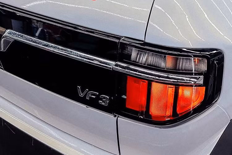 Một trong những thách thức lớn nhất trong quá trình độ xe bán tải Vinfast VF3 chính là thiết kế tấm vách ngăn giữa khoang lái và thùng xe. Đội ngũ thợ đã phải tính toán cẩn thận và chọn vật liệu phù hợp để đảm bảo độ cứng vững như xe nguyên bản.