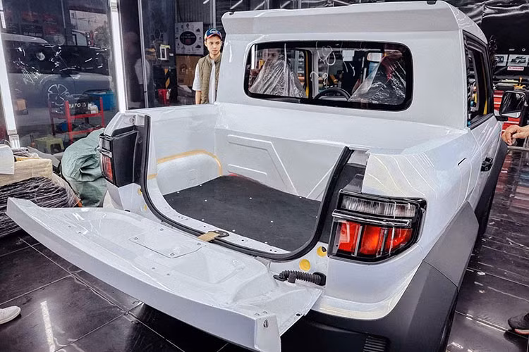 Cụ thể, sàn thùng xe được thiết kế theo các điểm chịu lực tốt nhất của khung xe, đồng thời cột B cũng được gia cố để đảm bảo độ bền. Ngoài ra, hệ thống thoát nước cho thùng xe cũng được nghiên cứu kỹ lưỡng để tránh tình trạng ứ đọng nước.