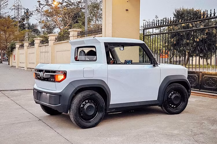 Theo anh Đỗ Hoàng Trung, đại diện Trung tâm dịch vụ ôtô PAC - nơi thực hiện dự án xe bán tải điện Vinfast VF3 cho biết, một khách hàng mong muốn chiếc xe có thiết kế độc đáo, đồng thời có thể chở được tượng Phật lớn và chỉ lưu hành trong khuôn viên một khu du lịch tâm linh nên đã nhờ đến xưởng.