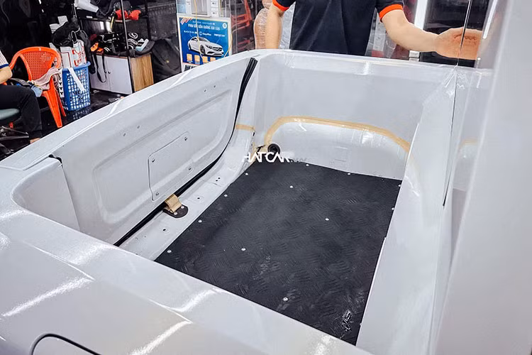 Bên cạnh đó, để tăng tính thẩm mỹ và độ cứng cho đuôi xe, một cánh lướt gió đã được thêm vào. Hiện tại, vật liệu sử dụng là thép, nhưng trong tương lai, xưởng độ dự kiến sẽ gia cố và thay thế bằng vật liệu cao cấp hơn để nâng cao chất lượng và độ bền.