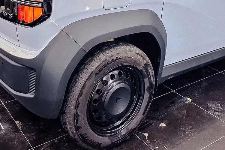 Mặc dù chiếc VF3 bán tải này chỉ lưu hành trong khu du lịch mà không tham gia giao thông công cộng, xưởng độ vẫn đặt tiêu chí an toàn lên hàng đầu. Theo phía xưởng độ, việc biến VF3 thành bán tải không quá khó nhưng thử thách lớn nhất là làm sao để các chi tiết mới kết hợp hài hòa với kết cấu xe nhằm duy trì độ an toàn tối đa. 