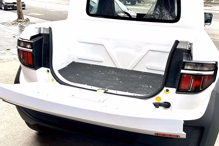 Với yêu cầu này, đội ngũ xưởng độ đã quyết định cắt gần nửa phần sau của VF 3 để tạo hình thành một chiếc bán tải. Chiếc xe mini điện Vinfast VF3 nguyên bản có màu vàng, sau đó được cắt bỏ phần mui phía sau để tạo thành một mẫu bán tải mini hai chỗ ngồi với phần thùng phía sau.