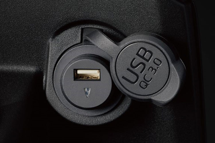 Yamaha Limi 2023 là một trong những mẫu xe máy hiếm hoi được trang bị cả camera hành trình ở ngay trên xe. Hỗ trợ chủ nhân ghi lại những tình huống giao thông và có thể trích xuất video bằng cách kết nối với điện thoại qua cổng Bluetooth. 