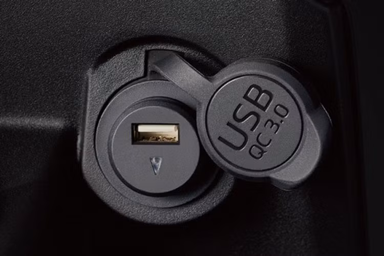 Yamaha Limi 2023 là một trong những mẫu xe máy hiếm hoi được trang bị cả camera hành trình ở ngay trên xe. Hỗ trợ chủ nhân ghi lại những tình huống giao thông và có thể trích xuất video bằng cách kết nối với điện thoại qua cổng Bluetooth. 