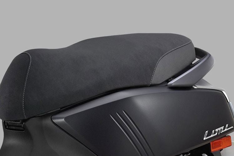 Ngoài ra, mẫu xe ga Yamaha Limi 2023 sẽ trở nên tiết kiệm xăng hơn và quá trình khởi động xe cũng trở nên nhanh chóng hơn nhờ có nút đề thế hệ mới, đem đến trải nghiệm đề máy khác biệt hoàn toàn so với thế hệ cũ.