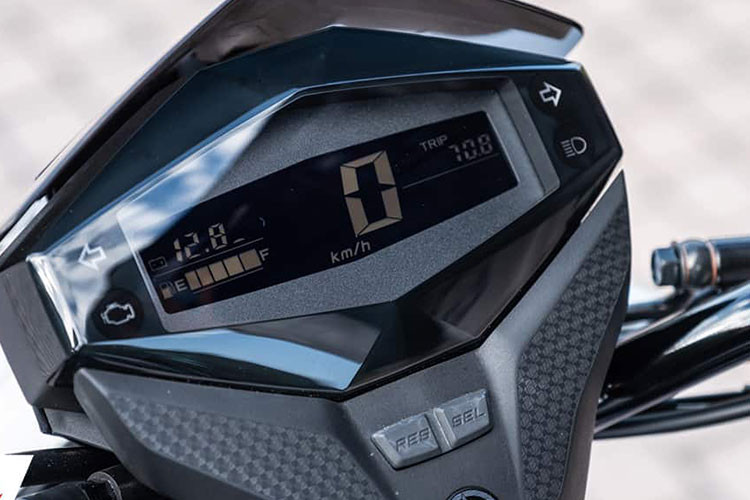 Yamaha Limi 2023 đời mới sẽ xịn sò hơn thế hệ cũ ở chỗ có thêm cổng sạc USB, tăng tính tiện nghi trong quá trình sử dụng của người dùng bằng khả năng cung cấp năng lượng cho nhiều loại thiết bị điện tử.