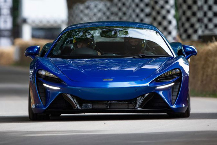 McLaren Artura dau tien gap nan 