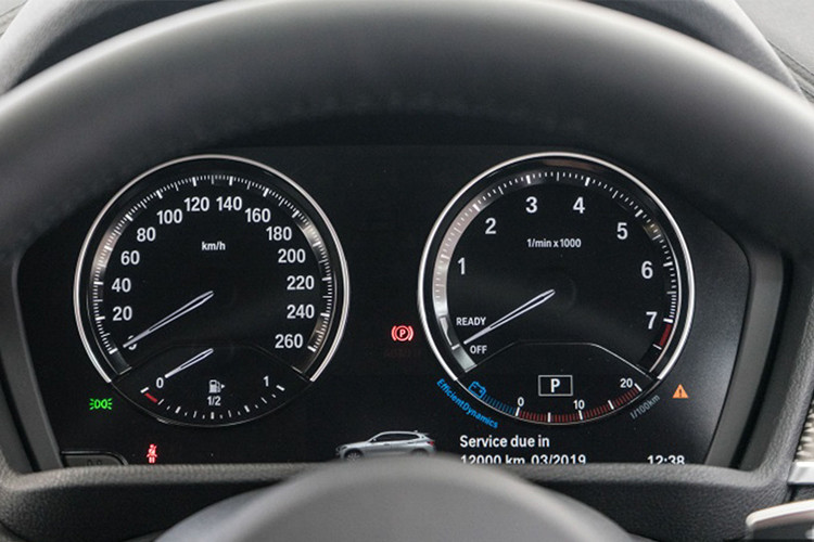 X2 bản tiêu chuẩn được trang bị màn hình thông tin giải trí 6,5 inch. Trong khi đó, bản cao cấp được trang bị màn hình hiển thị thông tin trên kính chắn gió HUD và hệ thống thông tin giải trí nâng cấp với màn hình 8,8 inch và được hỗ trợ những tính năng quen thuộc Apple CarPlay.