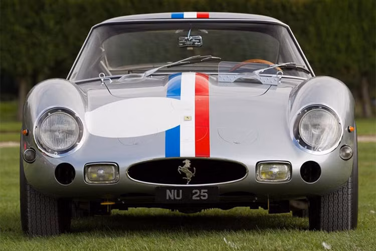 Đây cũng là chiếc xe từng lần đầu tiên tham gia tranh tài trong giải đua 24 Hours of Le Mans vào năm 1963. Tại giải đua này, chiếc xe đua Ferrari 250 GTO đã giành vị trí thứ 4 chung cuộc. 1 năm sau, cũng chiếc Ferrari 250 GTO này đã chiến thắng tại giải đua Tour de France 1964.