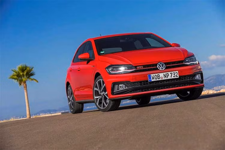 Mẫu xe Volkswagen Golf GTI được coi là "người tiên phong" mở ra phân khúc hatchback giá rẻ hiệu năng cao - "hot hatch". Tuy nhiên, dòng hatchback hạng B Polo của Volkswagen cũng đã có các phiên bản thể thao đầu tiên từ thế hệ thứ 2, sau đó là bản GTI kể từ thế hệ thứ 3 tới nay.