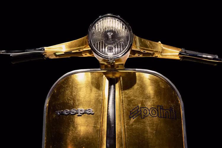 Để bảo vệ bộ vỏ của xe, thương hiệu xe Ý còn phủ bên ngoài một lớp véc-ni dày giúp tránh bị trầy xước do ảnh hưởng của ngoại lực.