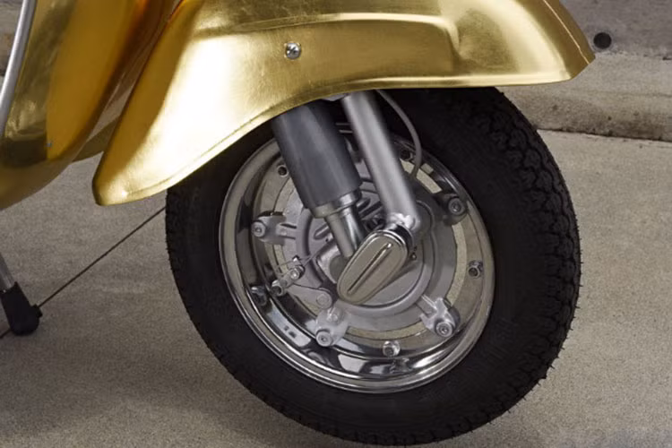 Động cơ của xe là loại cổ điển với xylanh đơn, dung tích 130cc, đi kèm là chế hòa khí Polini CP 24mm, hệ thống đánh lửa kỹ thuật số và hệ thống ống xả được hiệu chỉnh từ "người anh em" Vespa Primavera.