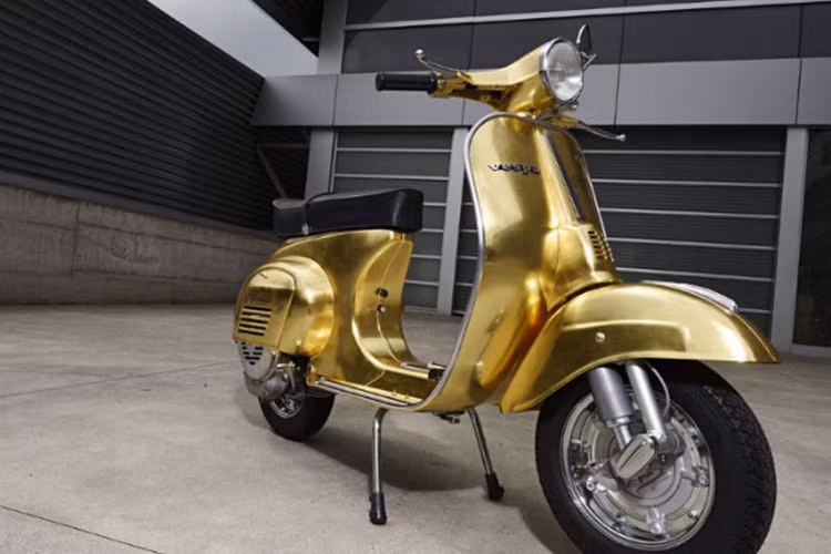 Được biết, mức giá xe Vespa Polini vào năm 2015 được niêm yết lên tới 47.000 USD, (tương đương 1,1 tỷ đồng). Với việc toàn bộ thân xe được dát 500 miếng vàng lá, hiện nay nó được xem là chiếc xe hàng hiếm bởi đã bán hết và có khá ít chiếc xuất hiện trên thị trường.