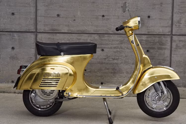 Điểm đặc biệt của Vespa Polini dát vàng không nằm ở thiết kế hay trang bị mà là màu sắc của xe. Xe vẫn mang thiết kế giống những chiếc Vespa cổ điển, nhưng toàn bộ thân xe được dát 500 miếng vàng lá 23 carat.