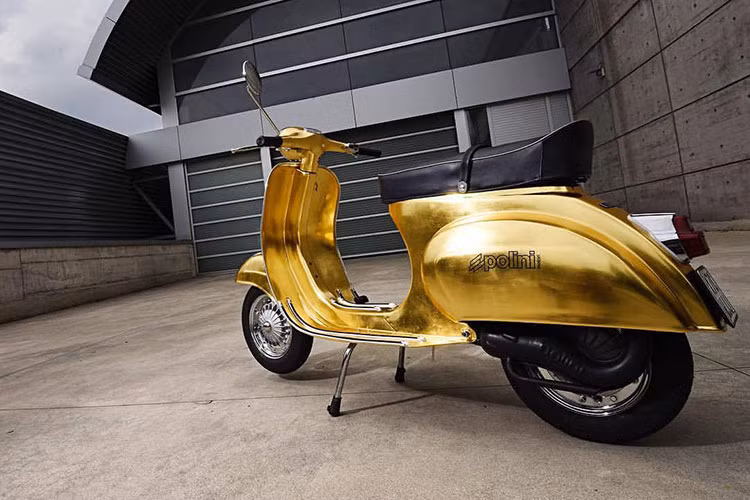 Bên dưới lớp vàng mạ này vẫn là một chiếc Vespa với thiết kế cổ điển rất đặc trưng, thể hiện rõ nhất ở phần đầu xe khá tròn trịa, yếm xe có thiết kế phẳng và mảnh mai. Đèn pha của xe có kích thước nhỏ, có hình dạng tròn cổ điển. Gương chiếu hậu và tay phanh mạ crôm bóng.
