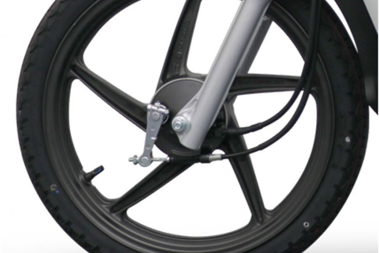 Theo Honda Malaysia, Honda EX5 2018 với màu mới nhằm thu hút đối tượng khách hàng trẻ tuổi. Xe được trang bị phanh dạng trống cả 2 bánh, dung tích bình xăng 4,3 lít phía dưới yên xe. Mẫu xe này vẫn sở hữu cả trang bị tùy chọn vành nan hoa hoặc vành đúc kích thước 17 inch.