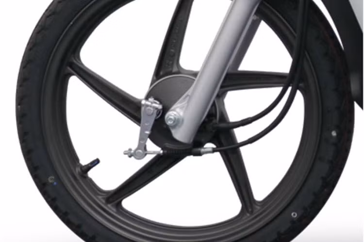 Theo Honda Malaysia, Honda EX5 2018 với màu mới nhằm thu hút đối tượng khách hàng trẻ tuổi. Xe được trang bị phanh dạng trống cả 2 bánh, dung tích bình xăng 4,3 lít phía dưới yên xe. Mẫu xe này vẫn sở hữu cả trang bị tùy chọn vành nan hoa hoặc vành đúc kích thước 17 inch.