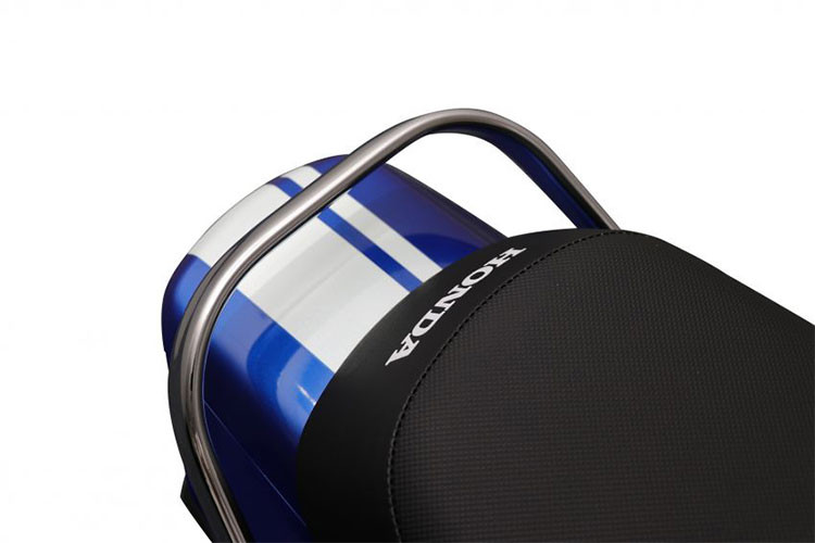 Ở phía sau, chiếc xe có phần đuôi hơi khác biệt với đèn xi-nhan được tách rời thay vì tích hợp cùng cụm đèn hậu như Super Dream tại Việt Nam trước đây để tuân thủ theo luật của Malaysia. Phần đuôi xe và đầu cũng được trang bị tem thể thao sọc trắng đầy phong cách.