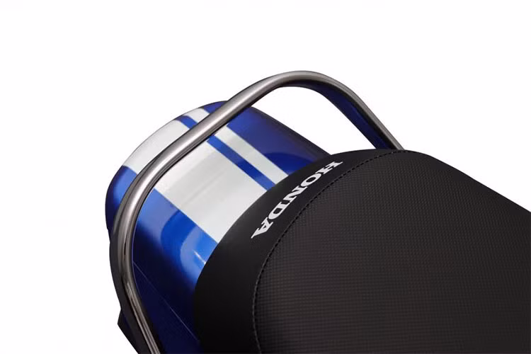 Ở phía sau, chiếc xe có phần đuôi hơi khác biệt với đèn xi-nhan được tách rời thay vì tích hợp cùng cụm đèn hậu như Super Dream tại Việt Nam trước đây để tuân thủ theo luật của Malaysia. Phần đuôi xe và đầu cũng được trang bị tem thể thao sọc trắng đầy phong cách.