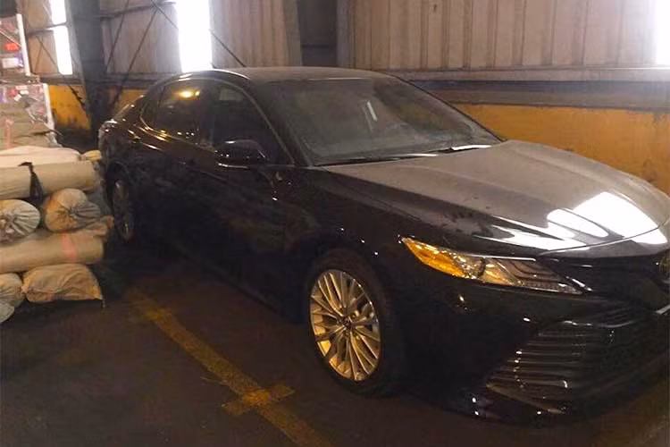 Các số đo cơ bản của Toyota Camry thế hệ mới bao gồm chiều dài tổng thể 4.859 mm (tăng 10 mm), rộng 1.834 mm (tăng 13 mm), cao 1.440 mm (giảm 30 mm) và chiều dài cơ sở 2.824 mm. Xe có thiết kế ngoại thất thể thao hơn hẳn trước đây, nhờ lấy cảm hứng từ ngôn ngữ thiết kế ôtô Nhật Bản “Keen Look”.