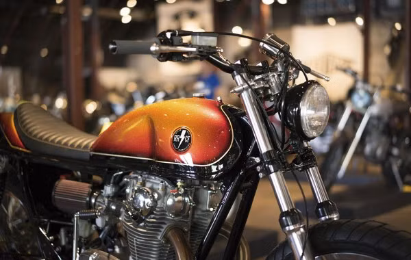 Một chiếc Yamaha XS650 độ bởi Health Reed đến từ River Rat Cycles. Yamaha chế tạo mẫu xe này từ năm 1968 đến năm 1979, và tại thời điểm nó trình làng thì đây là mẫu xe có động cơ đỉnh cao nhất trong phân khúc.