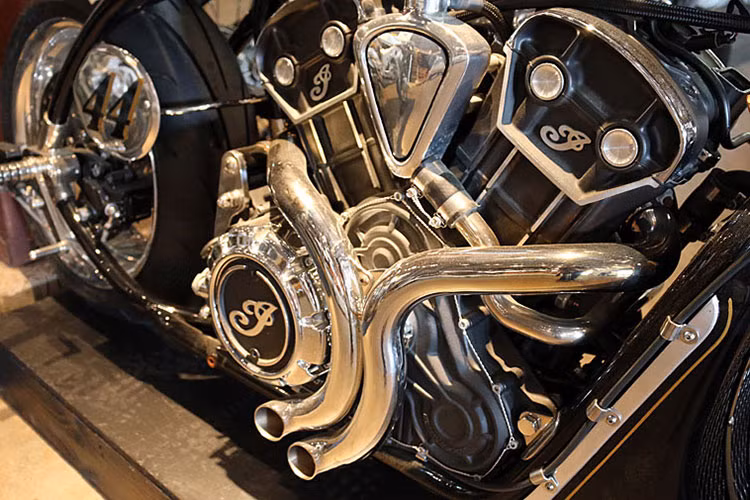 Bên cạnh đó, nơi đây còn có khu vực trưng bày để người tham quan có thể chiêm ngưỡng những mẫu xe, cỗ máy môtô phân khối lớn được làm thủ công "cực độc" một cách thỏa thích khó tìm được tại đời thường.