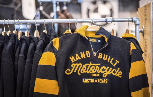 Những người tham gia triển lãm có thể mua sắm những bộ quần áo đến từ Revival Cycles. Công ty này vừa sửa chữa và thiết kế mô-tô, vừa bán cả phụ kiện và các sản phẩm liên quan.