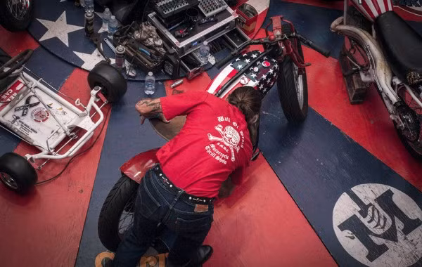 Tay lái stunt Charlie Ransom đến từ American Motor Drome chuẩn bị cho chiếc xe để tham gia trình diễn tại “Bức tường của Cái chết”. Đây là một bức tường lớn, hình trụ và có đường kính khoảng 9 m. Những tay lái sẽ phô diễn những kỹ thuật và các pha nhào lộn trên bức tường này.