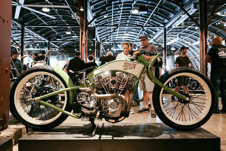 Ấn tượng chính đến từ triển lãm môtô PKL này chính là những mẫu xe độ độc đáo, đầy tính sáng tạo và nghệ thuật. Trung tâm của sự kiện có tên là “Bức tường của Cái chết”, là nơi mà các stunter thể hiện mình với những chiếc môtô xung quanh một bức tường gỗ nằm dọc.