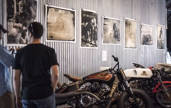 Tintype (hay còn gọi là ảnh in trên thiếc) là một thể loại ảnh sử dụng chất liệu khá độc đáo. Tại triển lãm xe thủ công năm nay có sự góp mặt của một khu trưng bày thể loại ảnh này, được chụp bởi Paul d’Orlean – người điều hành trang blog về môtô nổi tiếng: Vintagent.