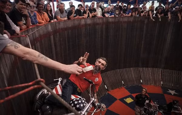 Đây là tên gọi của một sân biểu diễn, mà như đã đề cập ở phía trên thì nó có hình trụ và các tay lái sẽ thể hiện mình trên đó. Ransom là tay lái nổi tiếng nhất tại đây. Anh gắn bó với những chiếc Indian và Harley-Davidson cổ, trong khi đó những tay lái khác lựa chọn những cỗ máy 4 bánh chế tạo thủ công để “lượn” quanh bức tường.