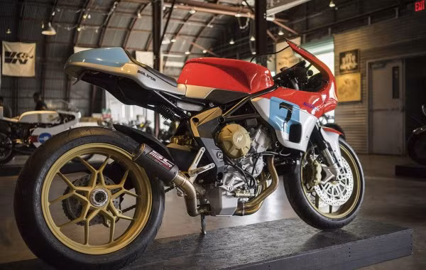 Chiếc MV Agusta Bol d’Or độ bởi Walt Siegl Motorcycles. Siegl là một người Áo và đã từng độ những chiếc xe máy tại Harrisville, bang New Hampshire, Mỹ. Anh bắt đầu thiết kế mô-tô từ năm 2007 và vẫn lái những chiếc xe có động cơ V-twin khi có thời gian.