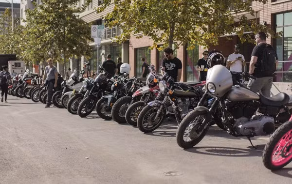 Phía bên ngoài của sự kiện là hàng dài những chiếc xe tốt nhất của các “biker”. Họ đến đây để khoe xe, so sánh, học hỏi cũng như mở rộng mối quan hệ với những người yêu xe khác.